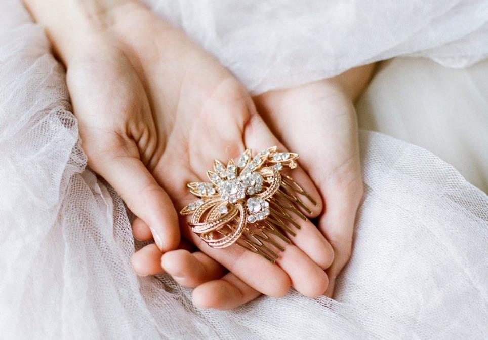 Ρομαντικά χτενίσματα με vintage χτενάκια που θα λατρέψεις